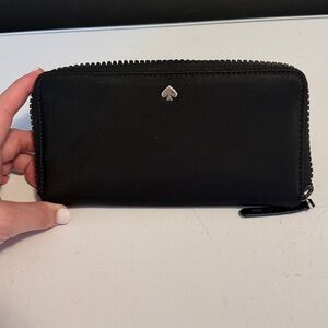 Kate Spade Black and Gold Zipper Pull